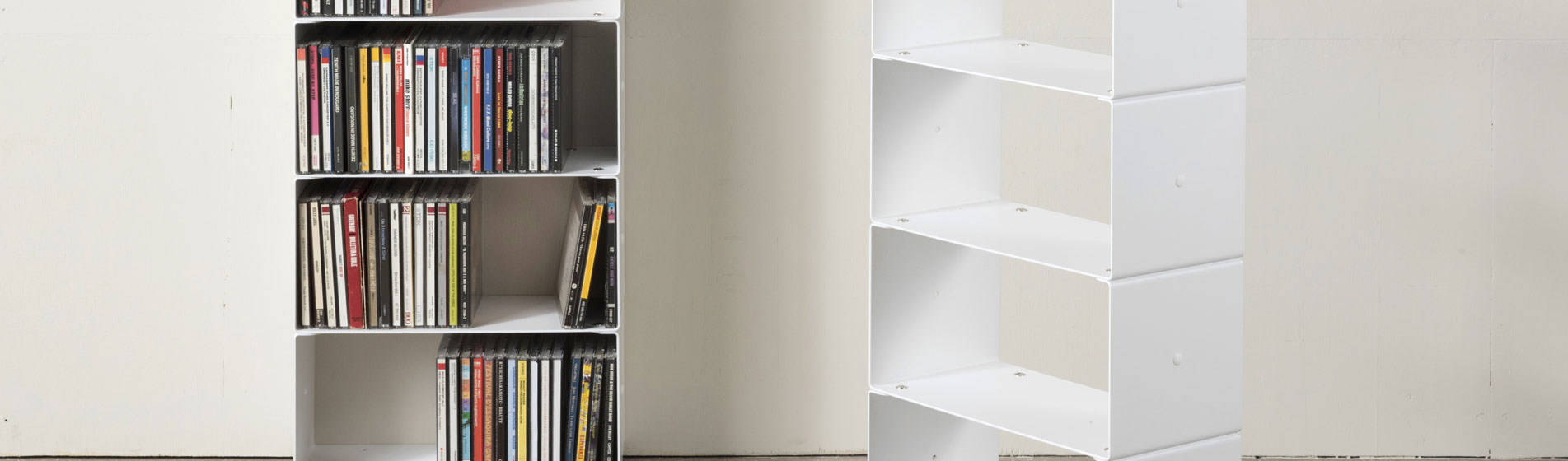 Piccola libreria in metallo