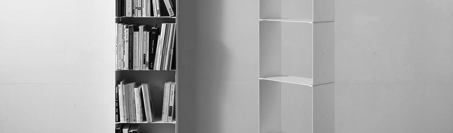 Piccola libreria in acciaio