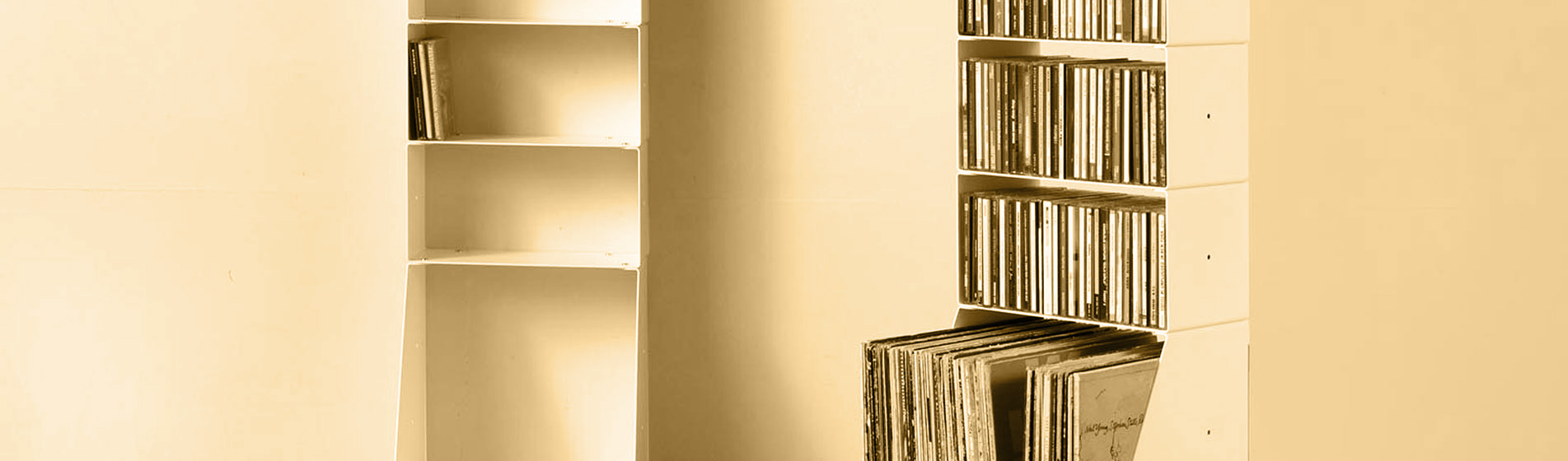 Piccola libreria in metallo