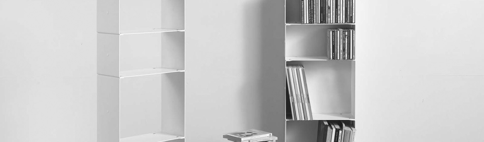 Piccola libreria in acciaio